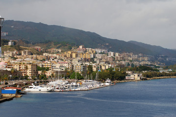 Fototapeta na wymiar Linia brzegowa i marina z Messina na Sycylii