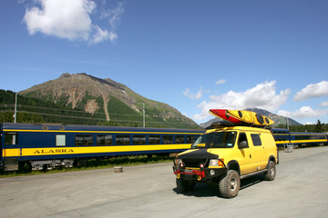 Fototapeta na wymiar ¯ółty RV van na stacji kolejowej, na Alasce