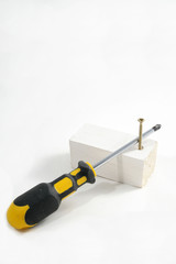 Tournevis jaune et vis