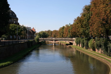 Fototapeta na wymiar Le pont du Théâtre enjambant l'Ill - Strasbourg (Alsace)