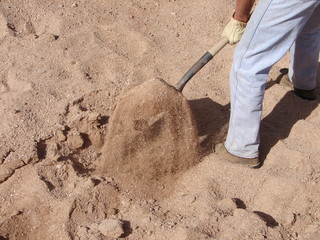shoveling sand © HannaSigel