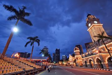 Obraz premium Kuala lumpur courthouse at dusk