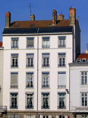 Immeuble lyonnais, ciel bleu