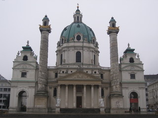 Fototapeta na wymiar Karlskirche in wien im regen