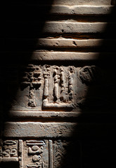 lumiere sur hieroglyphe