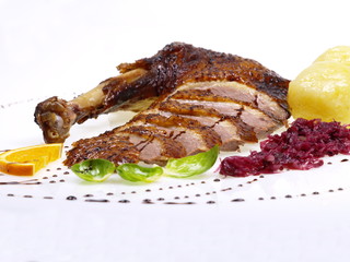 geröstete Weihnachtsgans Brust und -Schenkel mit Knödeln und Rotkohl freigestellt auf einem...