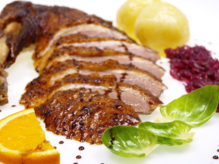 geröstete weihnachts gans mit knödel und rotkhol