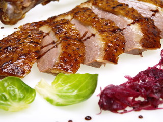 Brustscheiben der gerösteten Weihnachtsgans mit Rotkohl