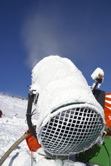 Schneekanone produziert Schnee