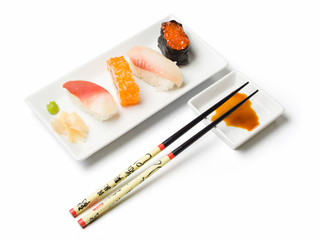  sushi variation mit lachs thunfisch herzmuschel kaviar