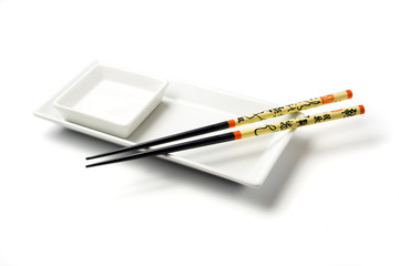weisser leerer sushiteller und saucenschale mit essstäbchen