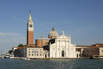 Fototapeta na wymiar canal church in Venice