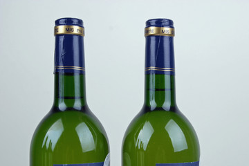 Zwei grüne Weinflaschen