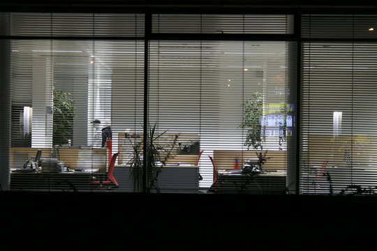 Escena de una oficina despúes de la jornada laboral