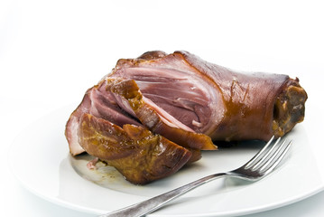 geräucherte,gebratene haxe-hachse vom schwein-isoliert