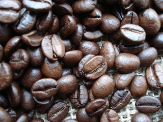 kaffeebohnen auf jutesack