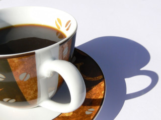 Kaffeetasse mit Schatten der Tasse
