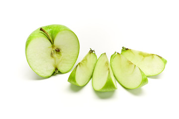 Apfel halbiert und geviertelt