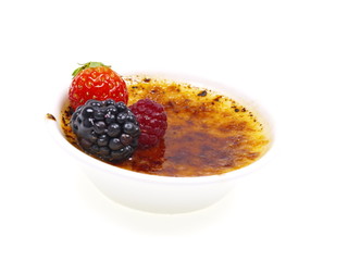 creme brulee mit beeren