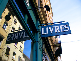 Livres, enseigne de librairie, ciel bleu