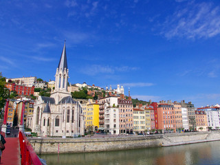 Petit pont rouge, quai et &eacute;glise, Lyon, France