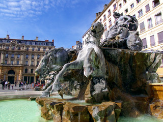 Statue femme tirée par quatre chevaux, Terreaux, Lyon, France