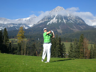 Golfplatz in den Alpen mit Golfspieler