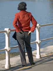 Mujer mirando al mar