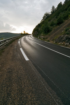 route virage de montagne humide après pluie asphalte danger