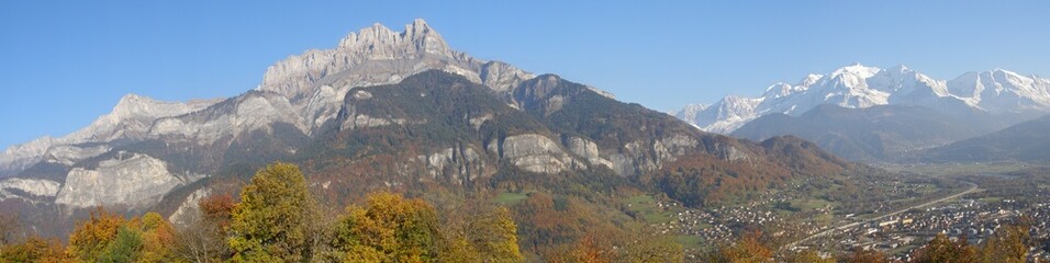 Panoramique Mont Blanc et chaîne des Fiz en automne