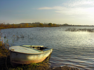 Obraz premium Old boat on lake.