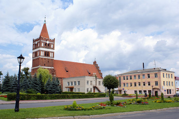 Fototapeta na wymiar Kościół i budynek