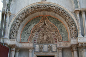 Fototapeta na wymiar Porte de la basilique Saint-Marc