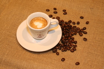 Tasse Kaffee mit Bohnen