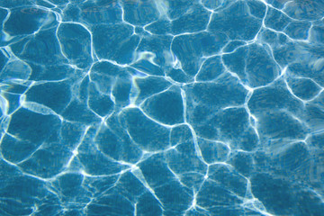 Fototapeta na wymiar widok z góry na basenie z niebieskim mozaiki