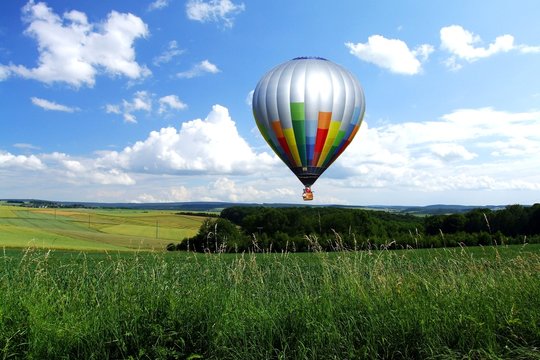 Ballon &uuml;ber Feldern