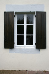 fenêtre ouverte avec des volets en bois