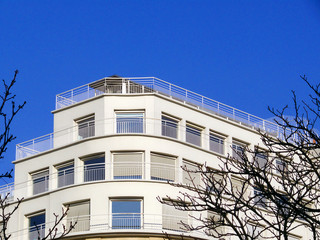 Derniers étages balcons terrasse, immeuble blanc, Paris