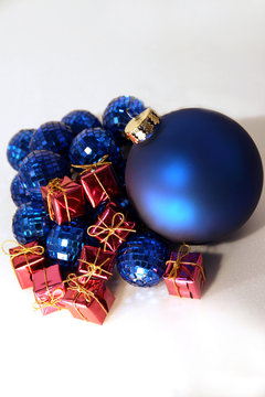 photo de boules de noel bleu et cadeaux roses