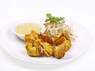 chinesische fritierte wan tans mit sojasprossen
