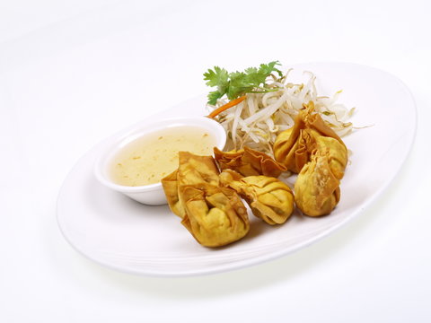 chinesische fritierte wan tans mit sojasprossen