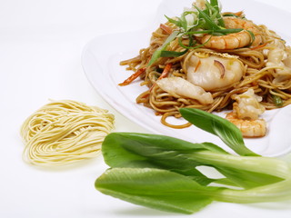 chinesische nudeln mit garnelen und tintenfisch