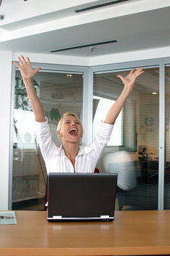 Frau mit Computer