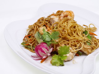 chinesische nudeln mit garnelen und tintenfisch