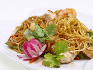 chinesische nudeln mit garnelen und tintenfisch