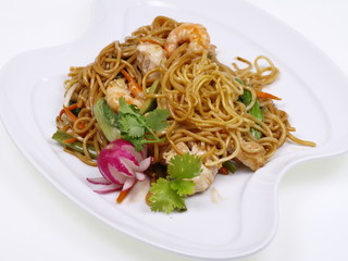 chinesische nudeln mit garnelen und tintenfisch