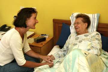 Seniorin mit Pflegerin