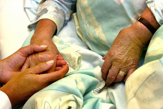 Seniorin mit Pflegerin