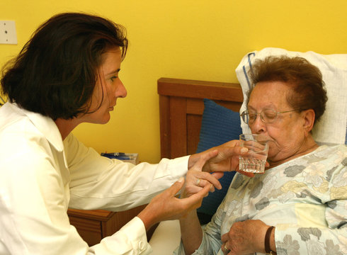 Seniorin mit Pflegerin