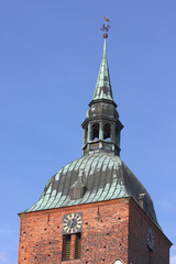 kupferne Kirchturmspitze mit Wetterhahn